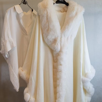 Női köpeny műnyúl szőr gallérral – laza szabás, monokróm minta, jacquard szövet, kötött