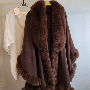 Női köpeny műnyúl szőr gallérral – laza szabás, monokróm minta, jacquard szövet, kötött