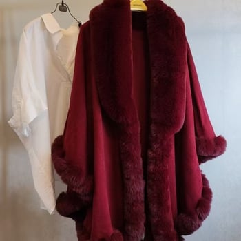 Női köpeny műnyúl szőr gallérral – laza szabás, monokróm minta, jacquard szövet, kötött