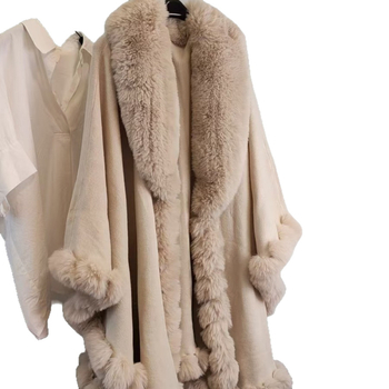 Női köpeny műnyúl szőr gallérral – laza szabás, monokróm minta, jacquard szövet, kötött