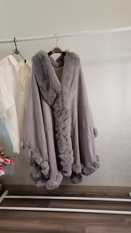 Női köpeny műnyúl szőr gallérral – laza szabás, monokróm minta, jacquard szövet, kötött