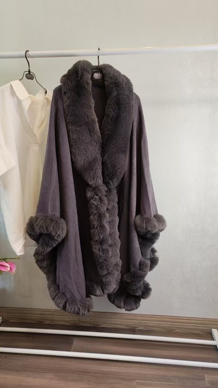 Női köpeny műnyúl szőr gallérral – laza szabás, monokróm minta, jacquard szövet, kötött