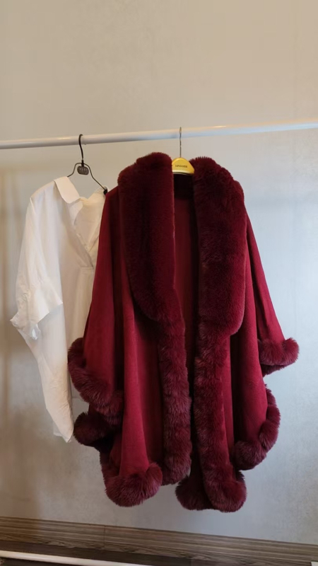 Női köpeny műnyúl szőr gallérral – laza szabás, monokróm minta, jacquard szövet, kötött