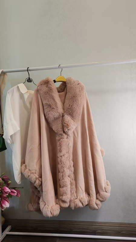 Női köpeny műnyúl szőr gallérral – laza szabás, monokróm minta, jacquard szövet, kötött