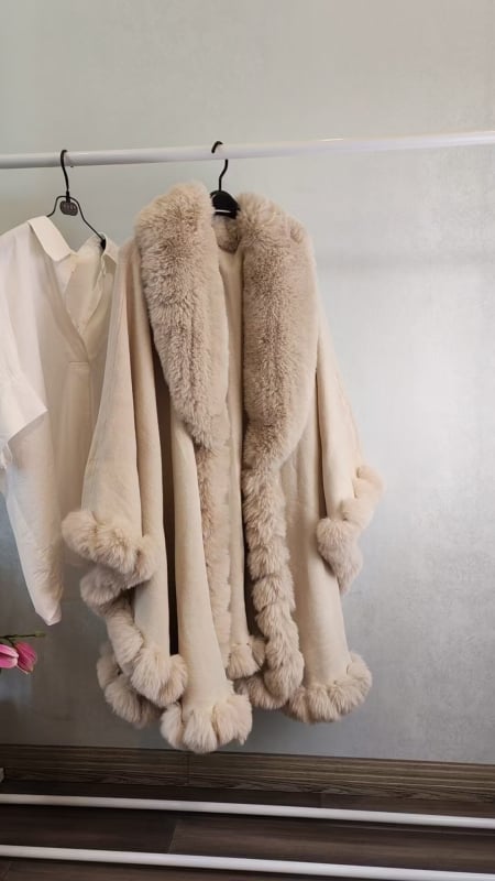 Női köpeny műnyúl szőr gallérral – laza szabás, monokróm minta, jacquard szövet, kötött