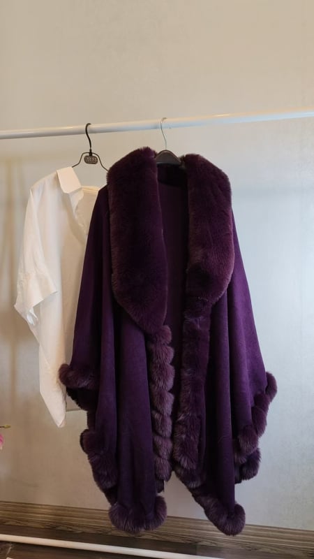 Női köpeny műnyúl szőr gallérral – laza szabás, monokróm minta, jacquard szövet, kötött