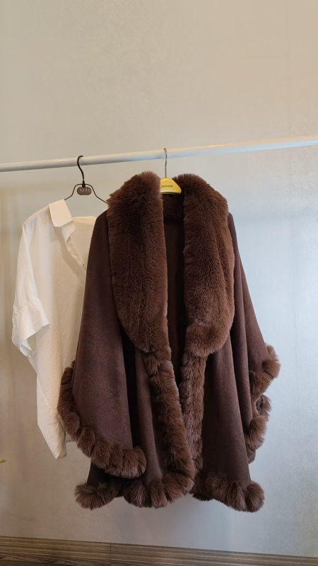 Női köpeny műnyúl szőr gallérral – laza szabás, monokróm minta, jacquard szövet, kötött