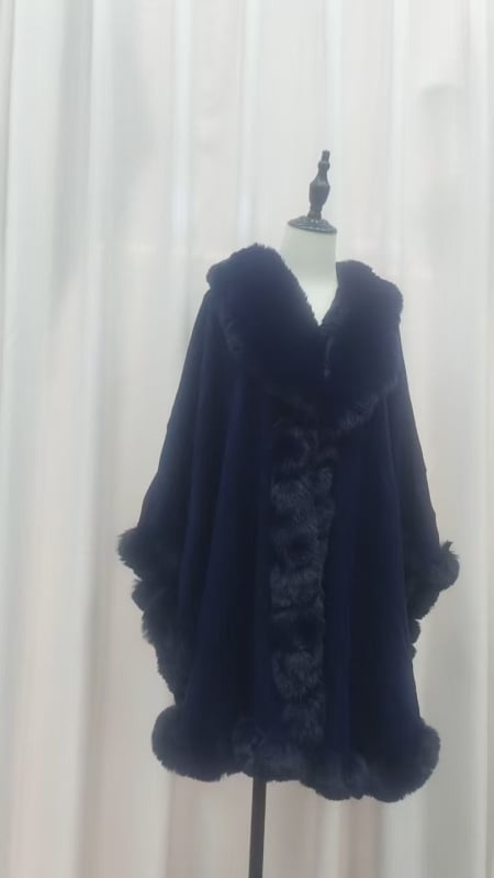 Női köpeny műnyúl szőr gallérral – laza szabás, monokróm minta, jacquard szövet, kötött