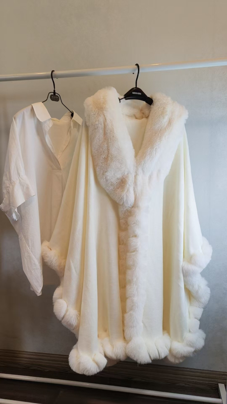 Női köpeny műnyúl szőr gallérral – laza szabás, monokróm minta, jacquard szövet, kötött