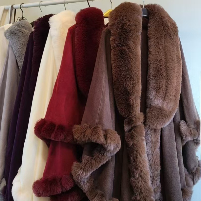 Női köpeny műnyúl szőr gallérral – laza szabás, monokróm minta, jacquard szövet, kötött