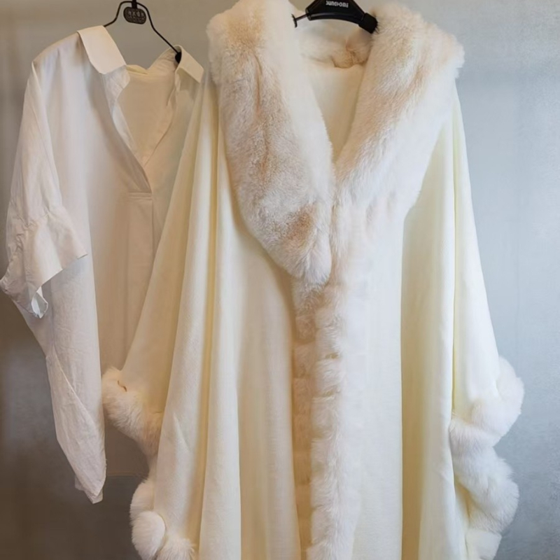 Női köpeny műnyúl szőr gallérral – laza szabás, monokróm minta, jacquard szövet, kötött