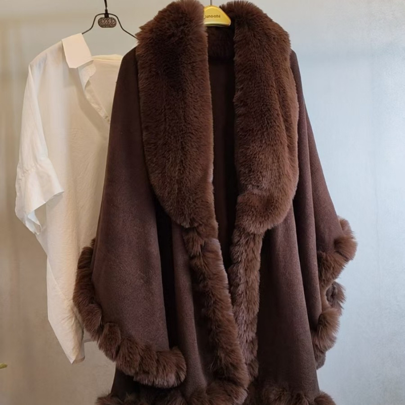 Női köpeny műnyúl szőr gallérral – laza szabás, monokróm minta, jacquard szövet, kötött