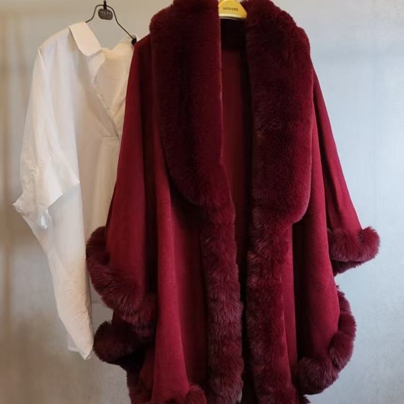 Női köpeny műnyúl szőr gallérral – laza szabás, monokróm minta, jacquard szövet, kötött