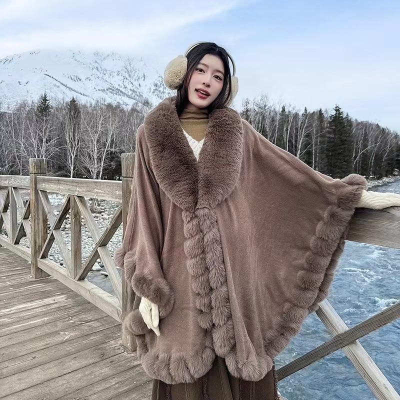 Női köpeny műnyúl szőr gallérral – laza szabás, monokróm minta, jacquard szövet, kötött