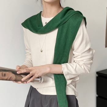 Kötött sál viszkózból, uniszex, egyszerű kötés, egyszerű mintázat, meleg.