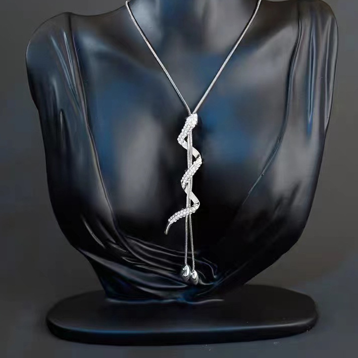 Titánacélból készült nyaklánc elektroplórozott felülettel, pulóver-stílusú lánccal, medál cink ötvözetből, forma: virág / U-alakú / más, nőknek