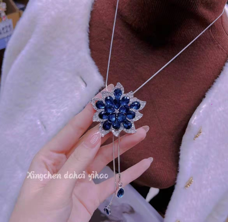 Titánacélból készült nyaklánc elektroplórozott felülettel, pulóver-stílusú lánccal, medál cink ötvözetből, forma: virág / U-alakú / más, nőknek