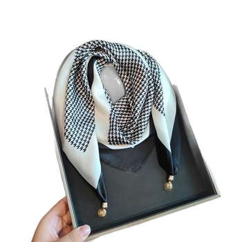 Négyzet alakú szatén selyemsál, tavasz, friss és édes stílus, nyomtatott minta