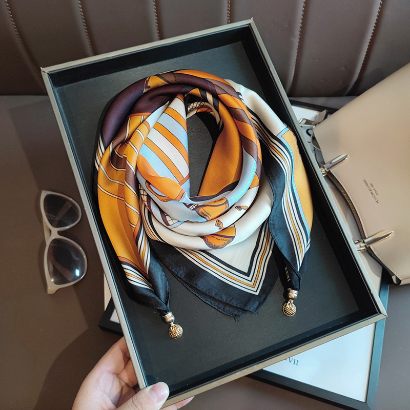 Négyzet alakú szatén selyemsál, tavasz, friss és édes stílus, nyomtatott minta