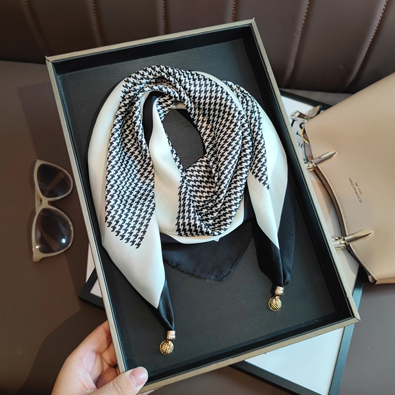 Négyzet alakú szatén selyemsál, tavasz, friss és édes stílus, nyomtatott minta