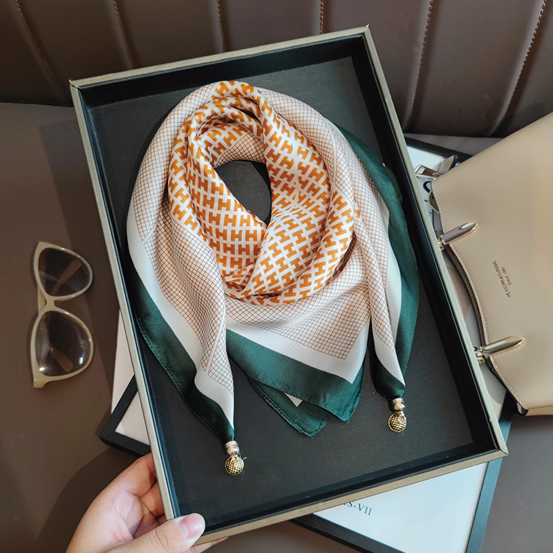 Négyzet alakú szatén selyemsál, tavasz, friss és édes stílus, nyomtatott minta