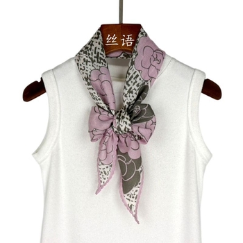 Selyem–gyapjú sál gyémánt szegéllyel és kaméliás mintával, háromszög alakú, digitális nyomtatás, téli melegű kiegészítő