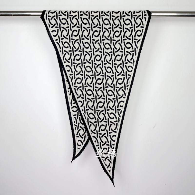 Selyem–gyapjú sál gyémánt szegéllyel és kaméliás mintával, háromszög alakú, digitális nyomtatás, téli melegű kiegészítő