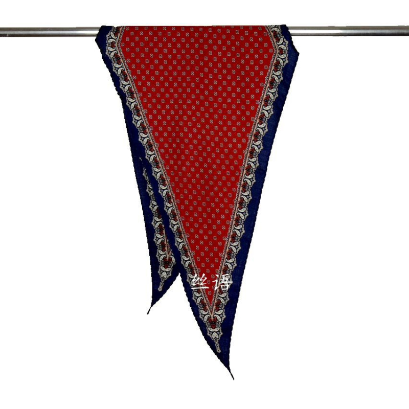 Selyem–gyapjú sál gyémánt szegéllyel és kaméliás mintával, háromszög alakú, digitális nyomtatás, téli melegű kiegészítő