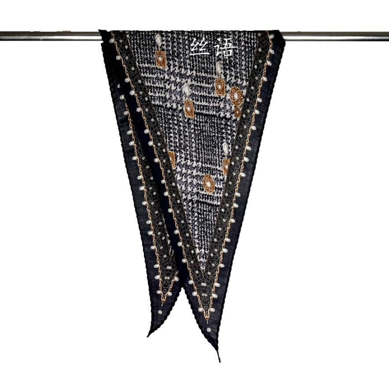 Selyem–gyapjú sál gyémánt szegéllyel és kaméliás mintával, háromszög alakú, digitális nyomtatás, téli melegű kiegészítő