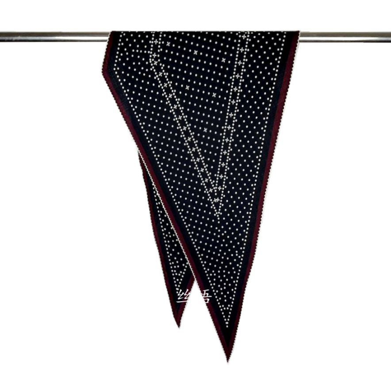 Selyem–gyapjú sál gyémánt szegéllyel és kaméliás mintával, háromszög alakú, digitális nyomtatás, téli melegű kiegészítő