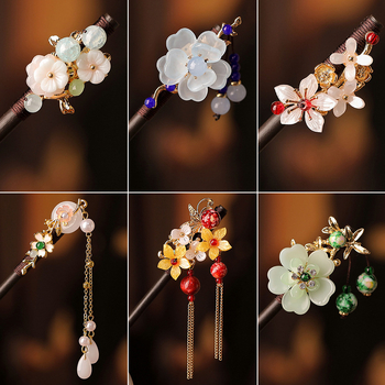 Fából készült hajtű füzérrel, kínai stílusú, masni kötés részlettel, egyedi csomagolásban, esküvőre (Tavasz 2025)