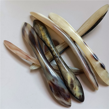 Etno stiilis juukseklips kahetipuliste otste ja libisemiskindla plaadiga, lips-stiil, 2024 kevad