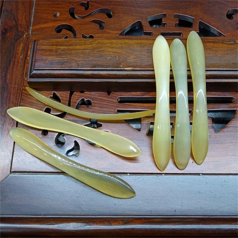 Etno stiilis juukseklips kahetipuliste otste ja libisemiskindla plaadiga, lips-stiil, 2024 kevad