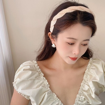 Lastele mõeldud juuksepael keeratud lillemustriga — armas juukse aksessuaar kevadel 2025