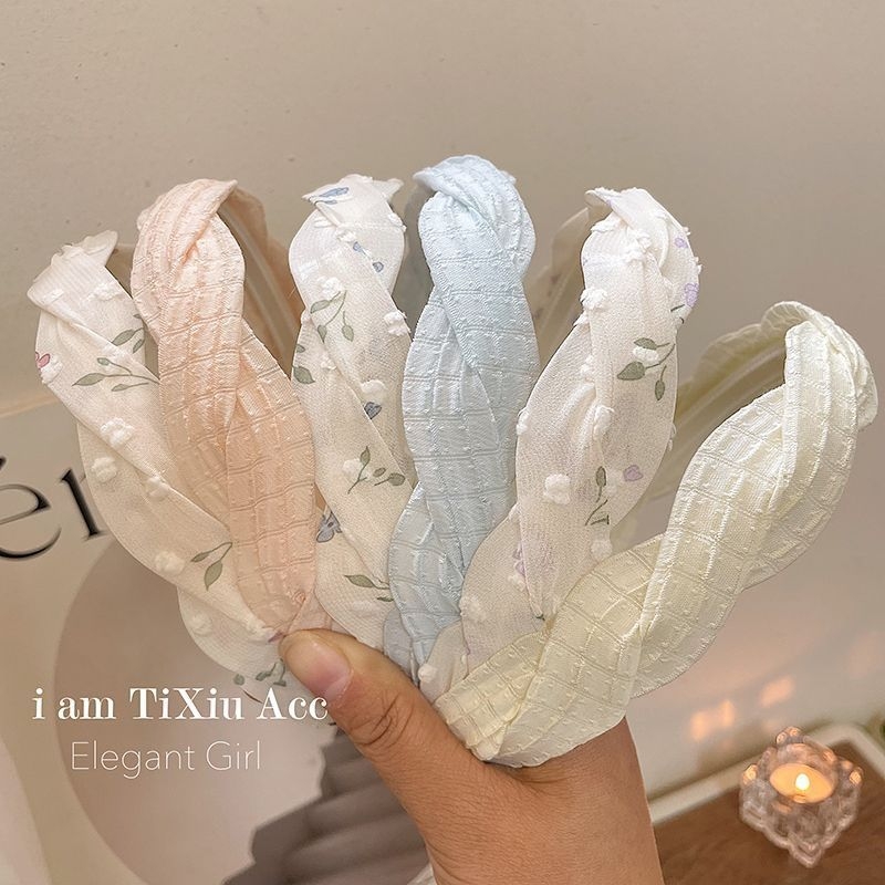 Lastele mõeldud juuksepael keeratud lillemustriga — armas juukse aksessuaar kevadel 2025