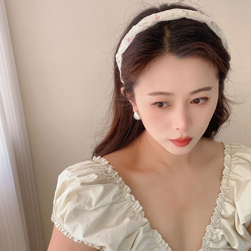 Lastele mõeldud juuksepael keeratud lillemustriga — armas juukse aksessuaar kevadel 2025