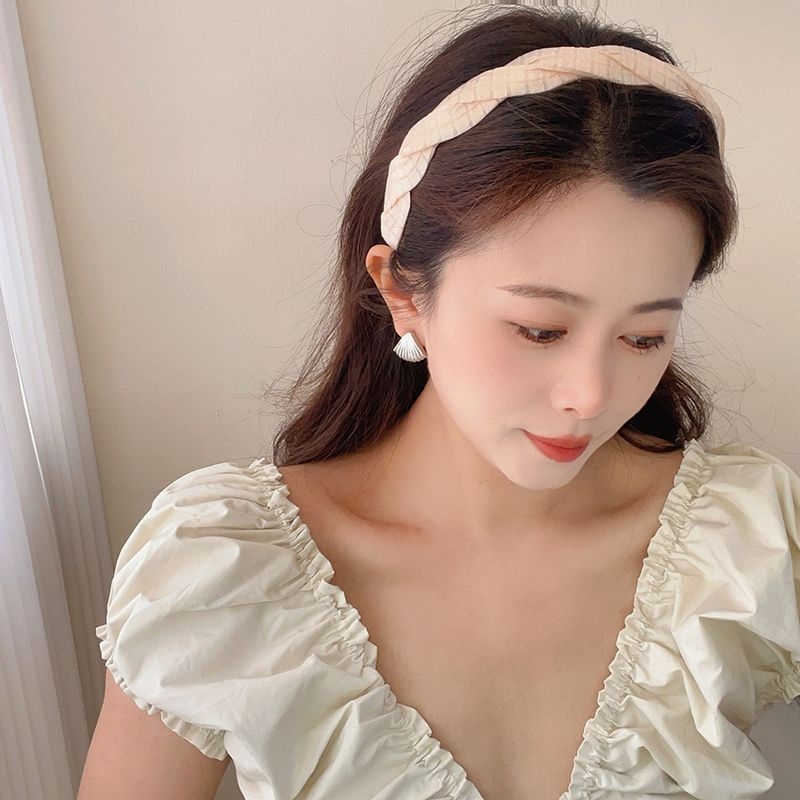 Lastele mõeldud juuksepael keeratud lillemustriga — armas juukse aksessuaar kevadel 2025