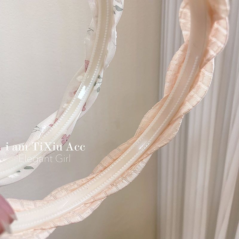 Lastele mõeldud juuksepael keeratud lillemustriga — armas juukse aksessuaar kevadel 2025