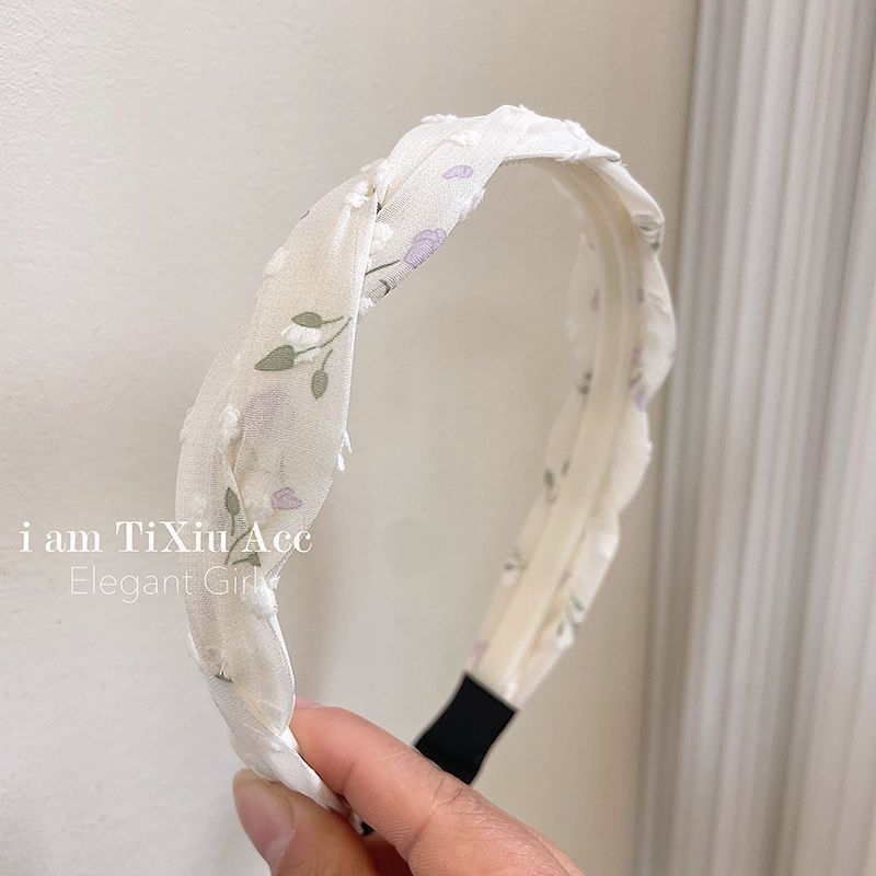 Lastele mõeldud juuksepael keeratud lillemustriga — armas juukse aksessuaar kevadel 2025