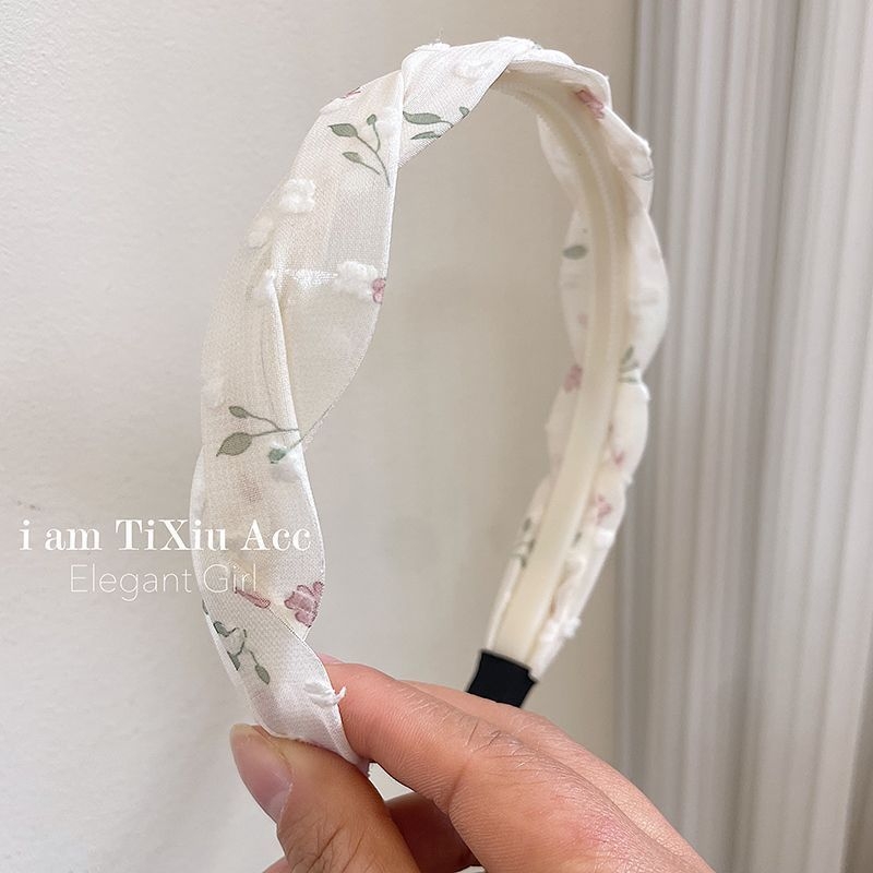 Lastele mõeldud juuksepael keeratud lillemustriga — armas juukse aksessuaar kevadel 2025