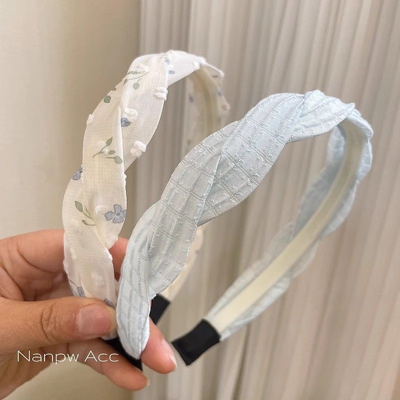 Lastele mõeldud juuksepael keeratud lillemustriga — armas juukse aksessuaar kevadel 2025