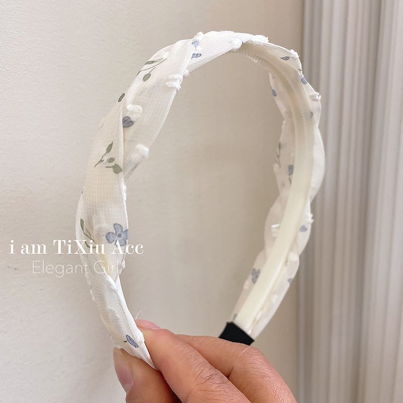 Lastele mõeldud juuksepael keeratud lillemustriga — armas juukse aksessuaar kevadel 2025