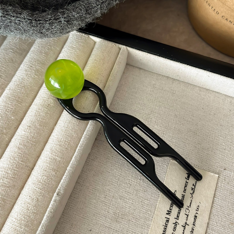 U-kujuline juukseklips ümmarguse helmiga, etnilise stiiliga, materjal: atsetaat