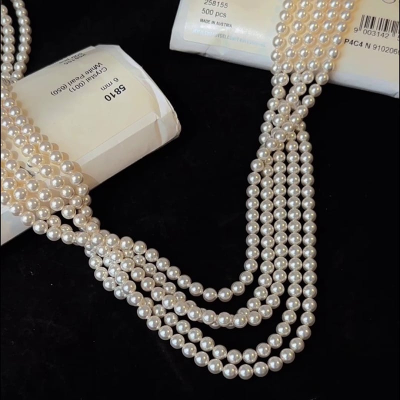 Gyöngy nyaklánc gyöngyház medállal, U-formájú kialakítás, Seiko kezelés, egyszerű, texturált, könnyed luxus stílus