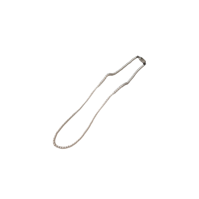 Gyöngy nyaklánc gyöngyház medállal, U-formájú kialakítás, Seiko kezelés, egyszerű, texturált, könnyed luxus stílus