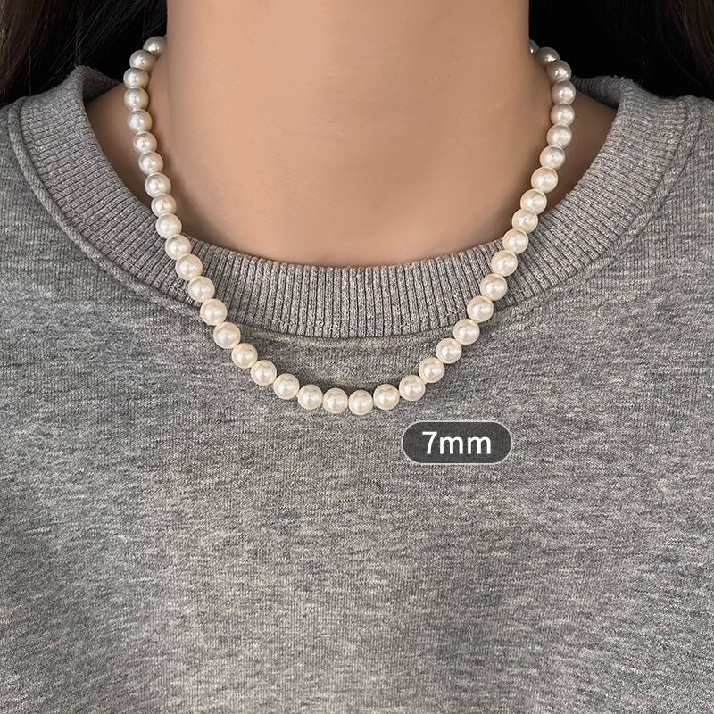 Gyöngy nyaklánc gyöngyház medállal, U-formájú kialakítás, Seiko kezelés, egyszerű, texturált, könnyed luxus stílus