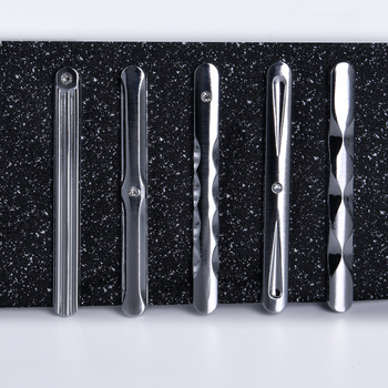 Kaklaraišu klips vīrietim — plakana galva, hroma pārklājums, monohroms dizains, materiāls: dzelzs