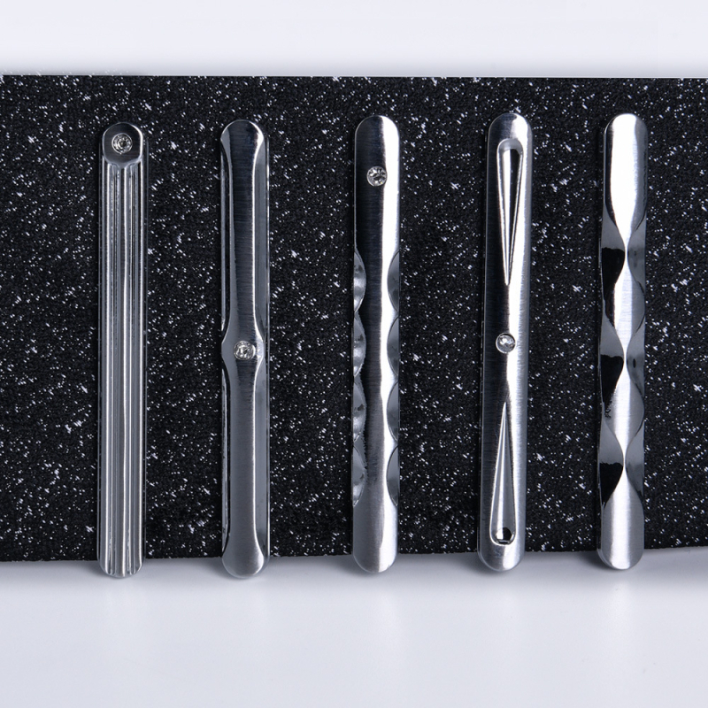 Kaklaraišu klips vīrietim — plakana galva, hroma pārklājums, monohroms dizains, materiāls: dzelzs