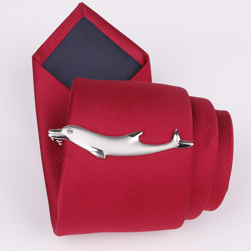 Metāla kaklasaistes aizdare ar karikatūras dizainu, sakausējums, monohroms raksts, universāls stils, titāna kristāls