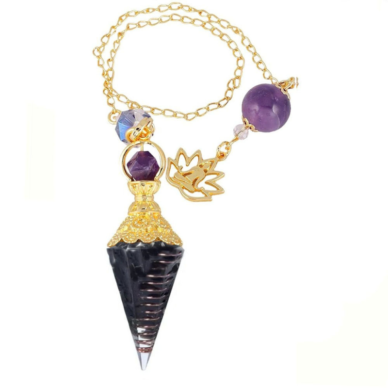 Kaklarotas kulons: sešstūrainas koniskās formas, sveķis ar dabīgām kristālu daļiņām, zelta pārklājums, Miaodi, Ziemas sezona 2025, moderns pilsētas stils